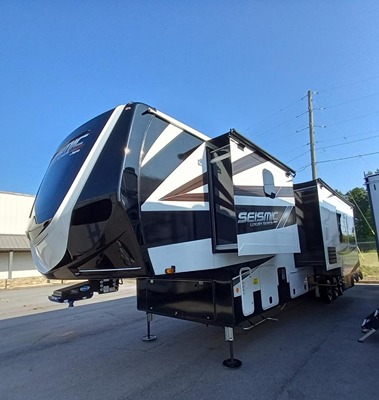 2023 JAYCO SEISMIC LUXURY SERIES photo 3