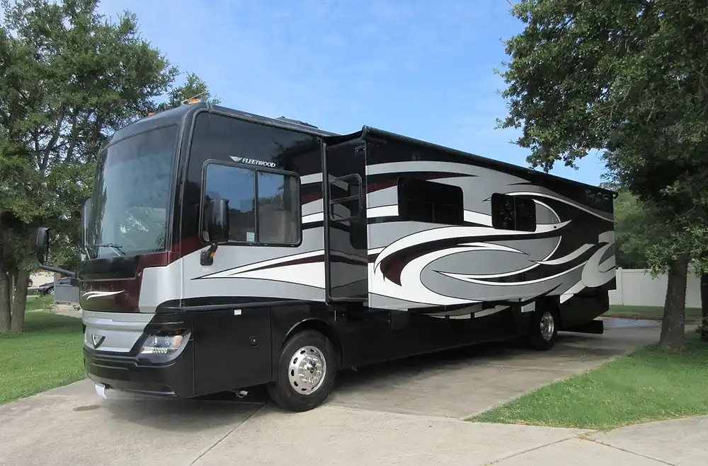 2017 FLEETWOOD PACE ARROW exterior