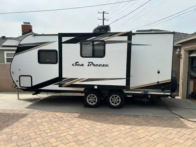 Used 2021 Genesis Supreme Rv Sea Breeze 18 Rbs