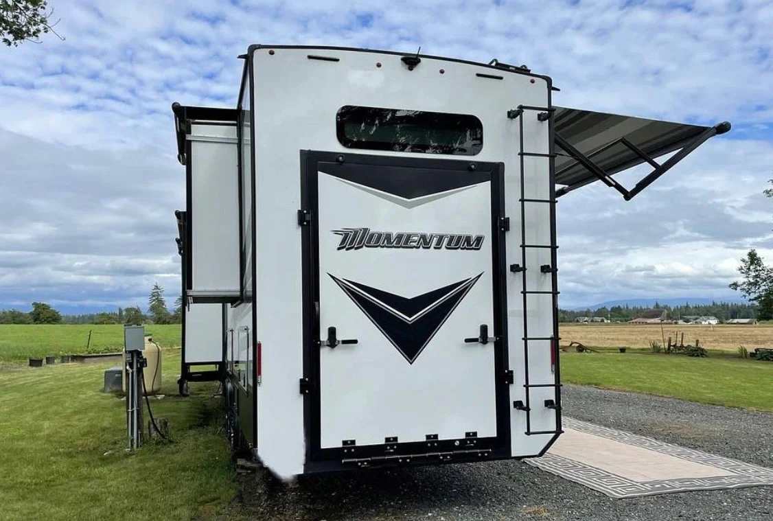 2021 GRAND DESIGN MOMENTUM exterior