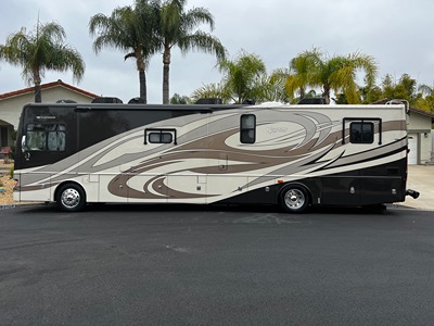 2011 FLEETWOOD DISCOVERY photo 3