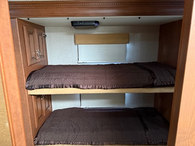 2011 FLEETWOOD DISCOVERY photo 4