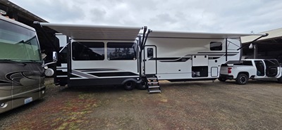 Used 2025 Coachmen Brookstone 370RL