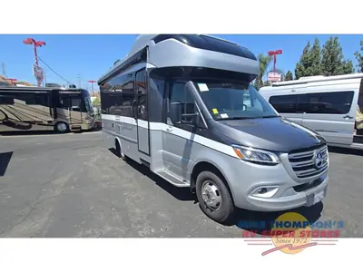 2020 Tiffin Motorhomes Wayfarer photo 2
