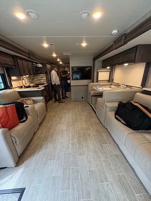 2022 THOR MOTOR COACH MIRAMAR photo 2