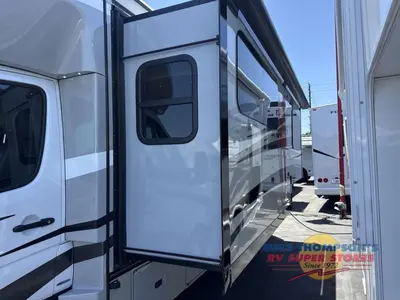 2018 Dynamax isata 3 photo 12