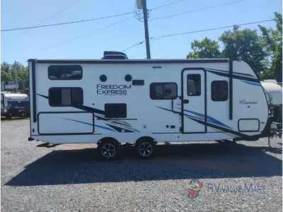 2022 Coachmen RV Freedom Express Ultra Lite photo 9