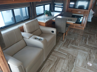 2016 THOR MOTOR COACH VENETIAN photo 2