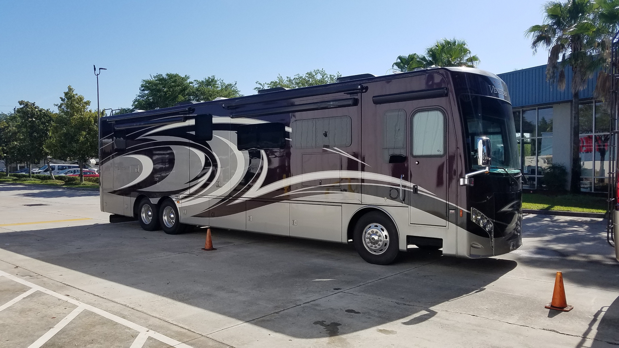 2016 THOR MOTOR COACH VENETIAN exterior