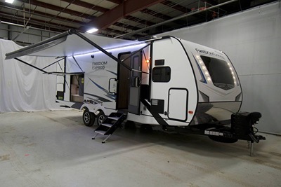 2022 COACHMEN FREEDOM EXPRESS photo 2