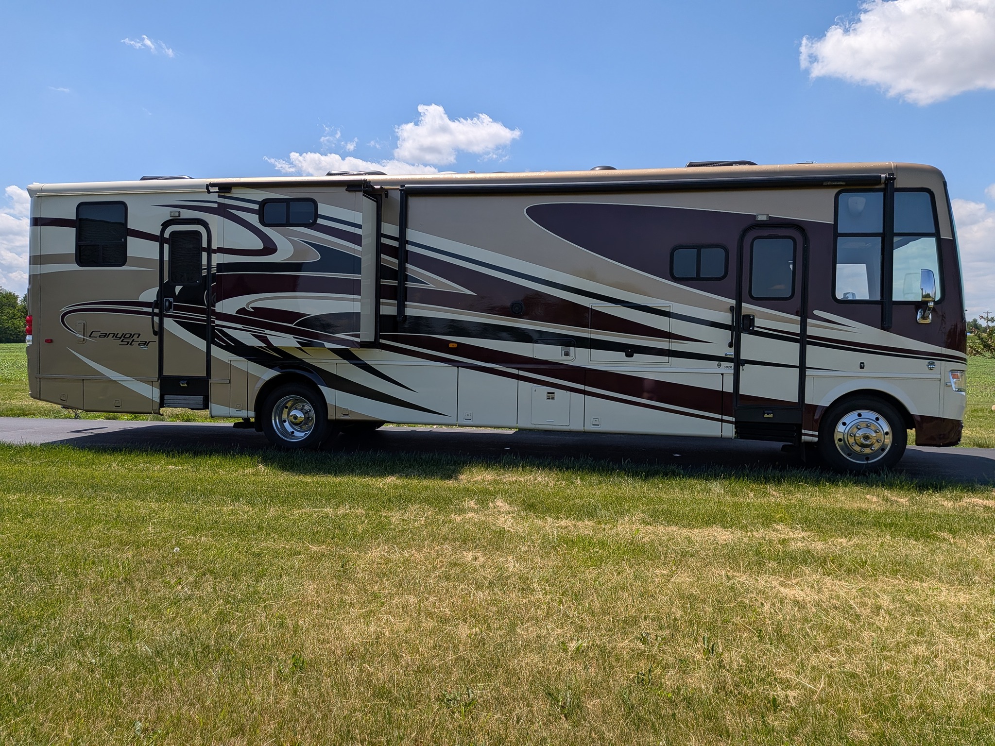 2014 NEWMAR CANYON STAR exterior