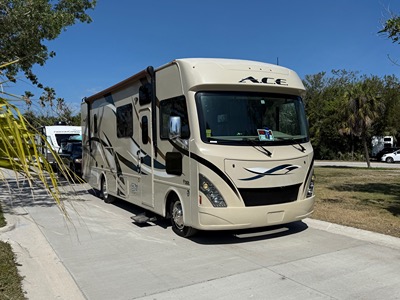 2016 THOR MOTOR COACH A C E photo 2
