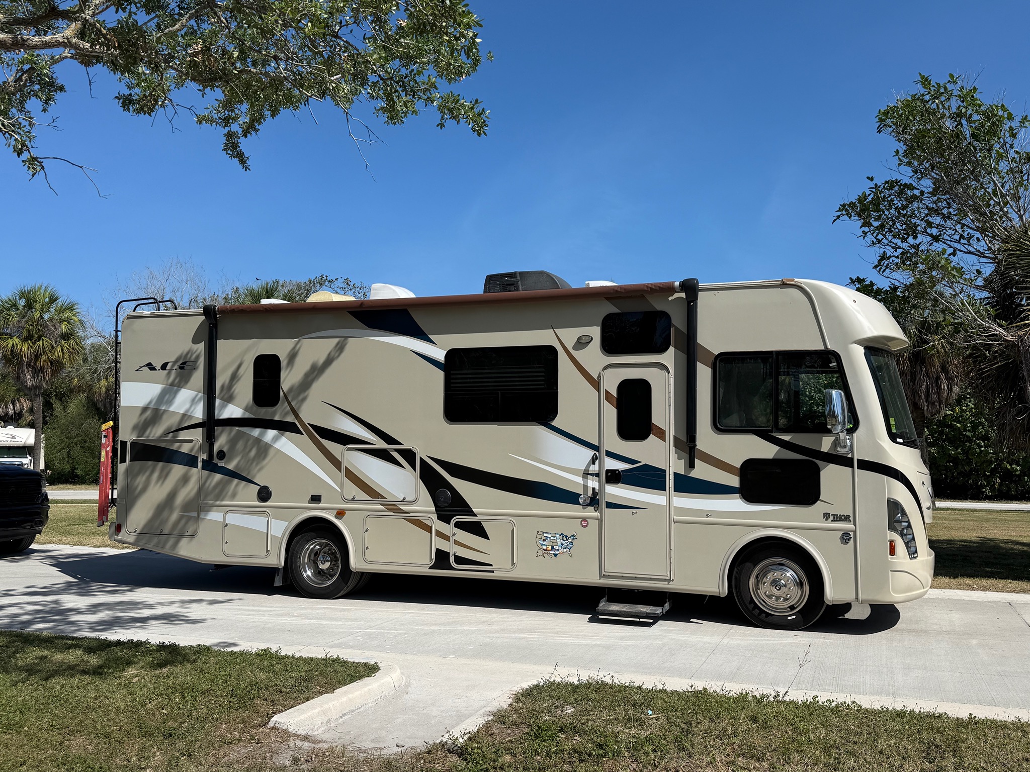 2016 THOR MOTOR COACH A C E exterior