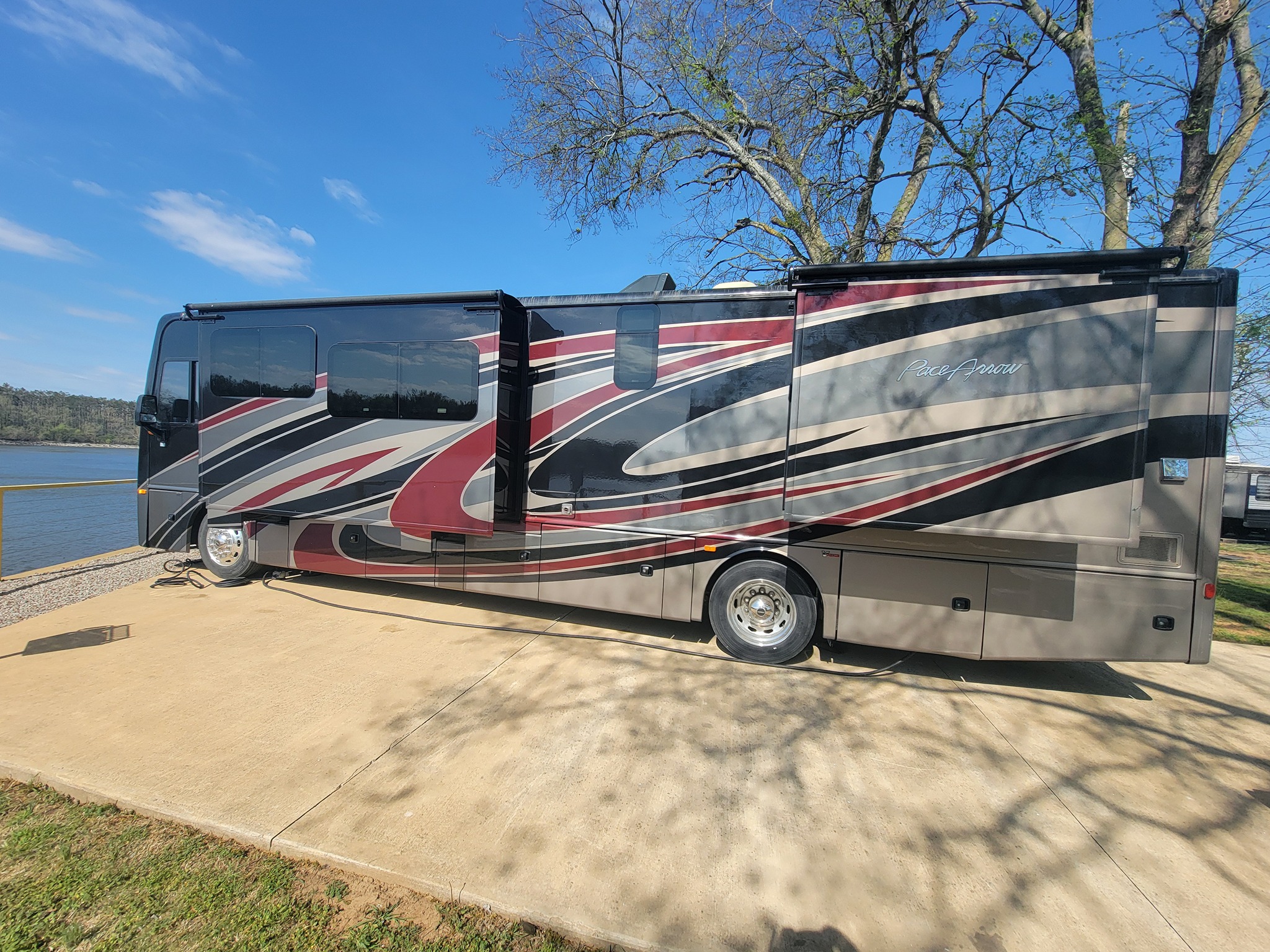 2019 FLEETWOOD PACE ARROW exterior