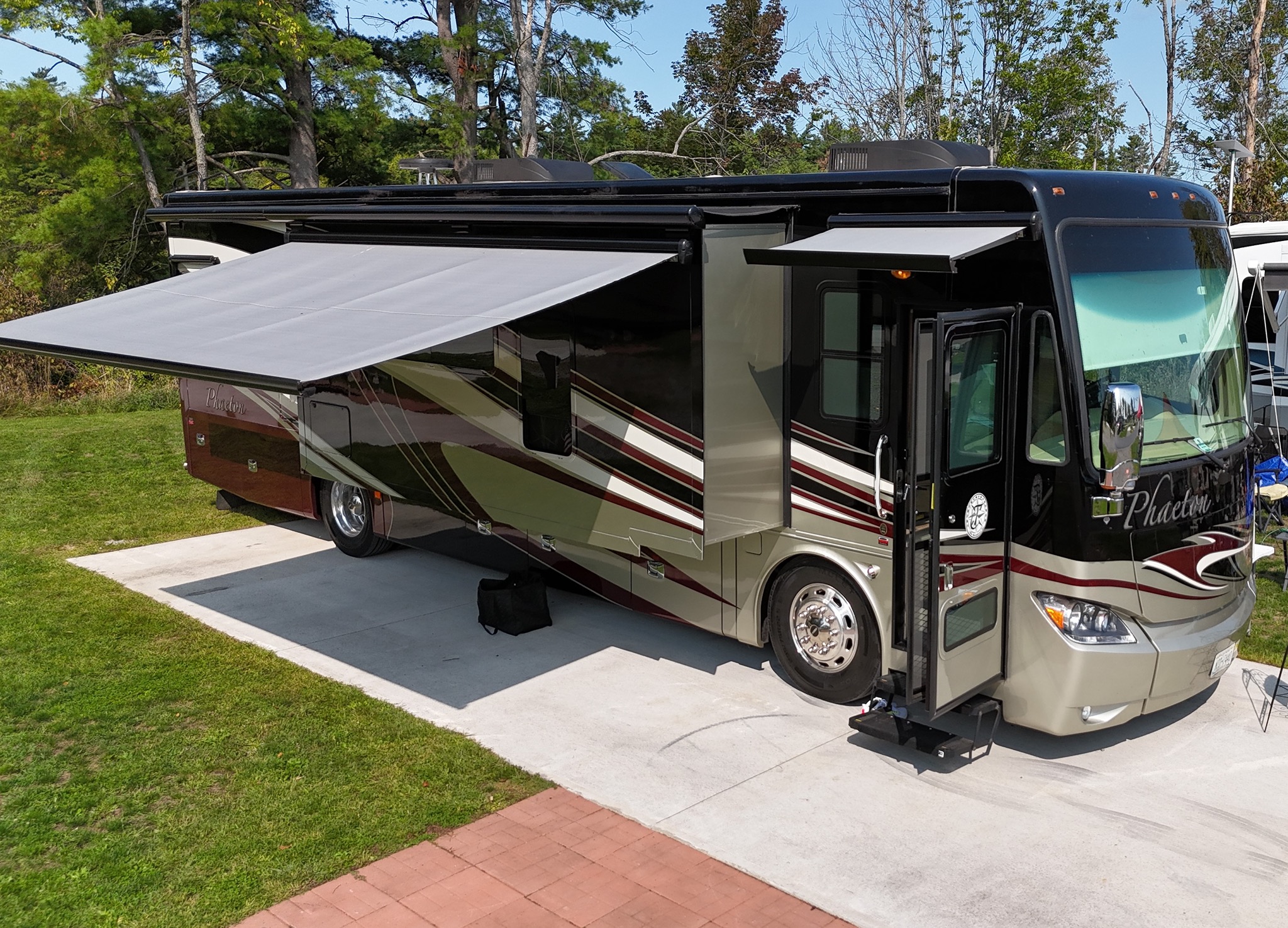 2014 TIFFIN MOTORHOMES PHAETON exterior