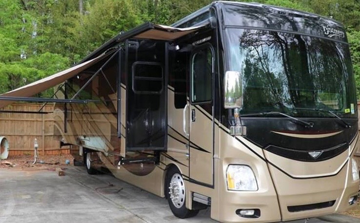 2015 FLEETWOOD DISCOVERY exterior