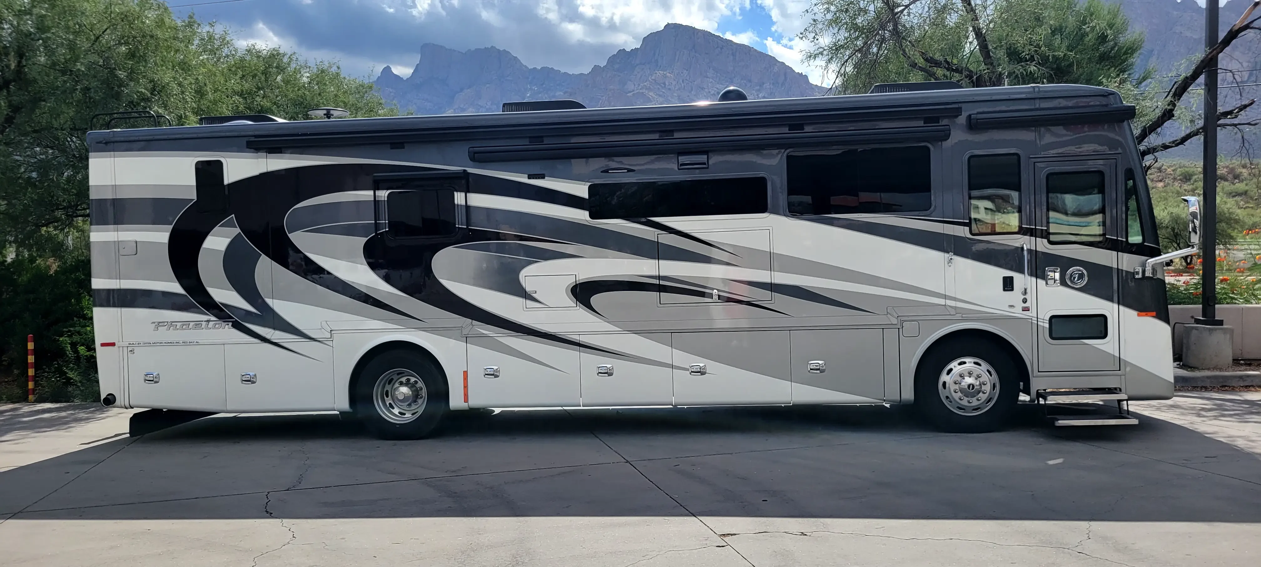 2021 TIFFIN MOTORHOMES PHAETON exterior