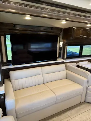 2021 TIFFIN MOTORHOMES PHAETON photo 3