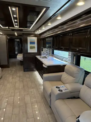 2021 TIFFIN MOTORHOMES PHAETON photo 4