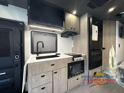 2027 Grand Design Lineage Series M photo 23