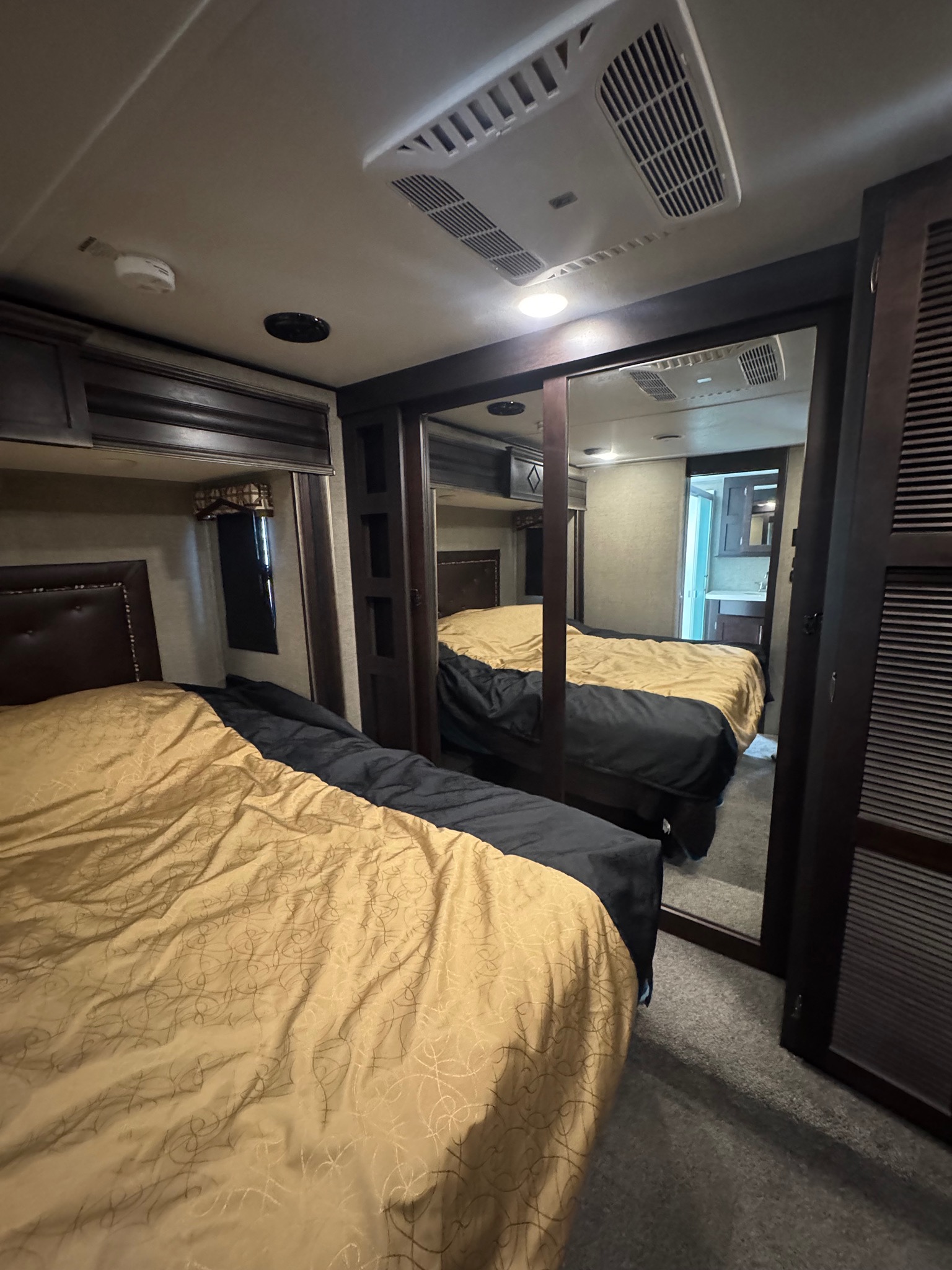 2017 KEYSTONE RAPTOR exterior
