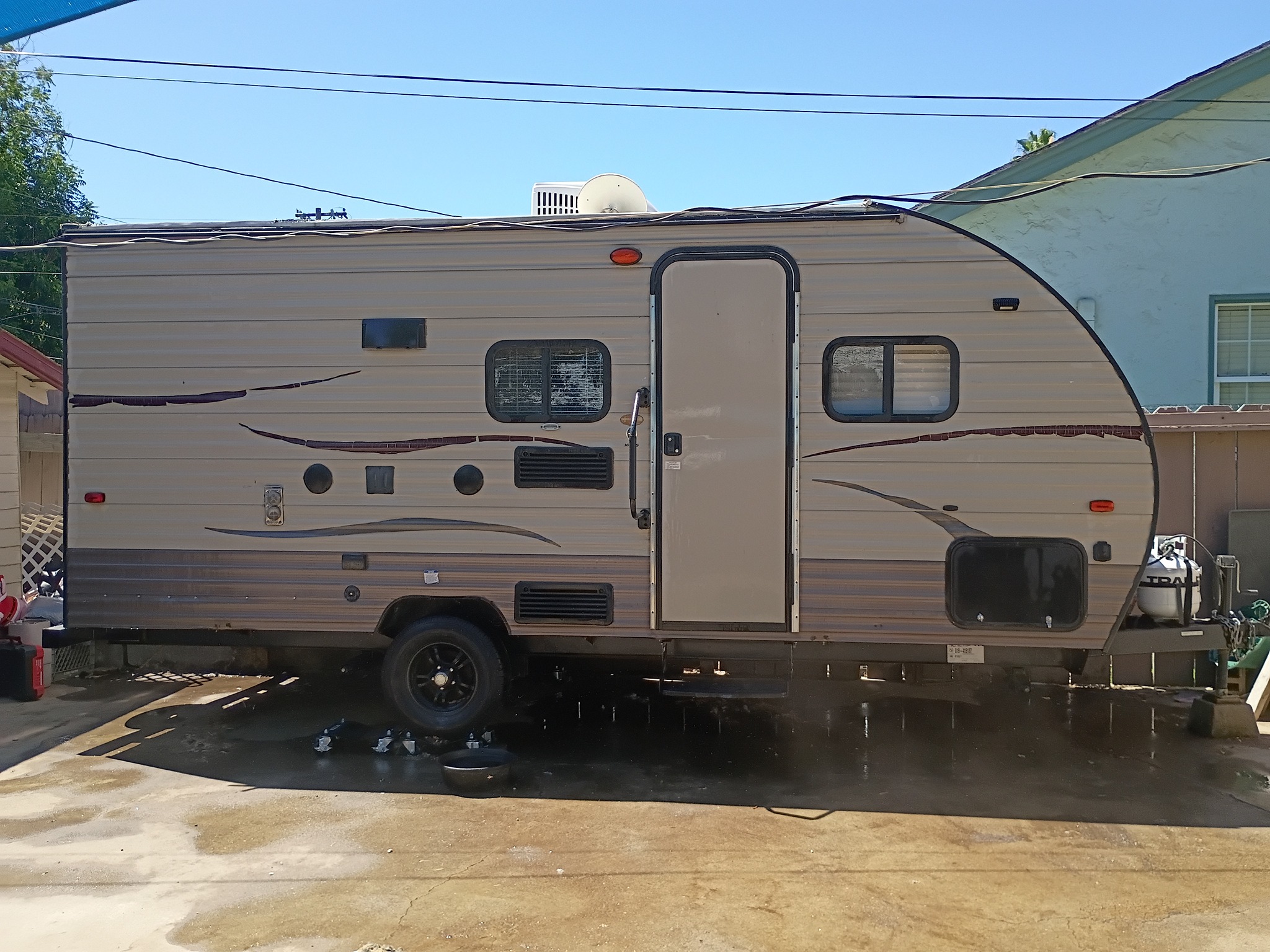 2016 FOREST RIVER WOLF PUP BLACK LABEL exterior
