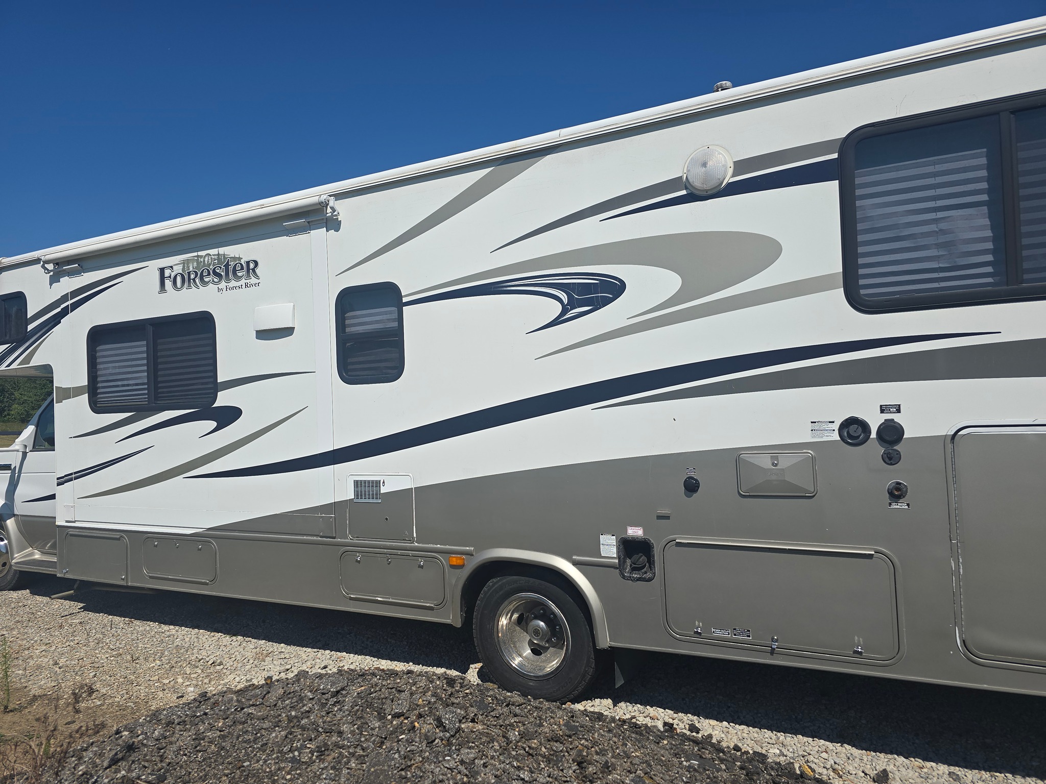 2014 FOREST RIVER FORESTER exterior
