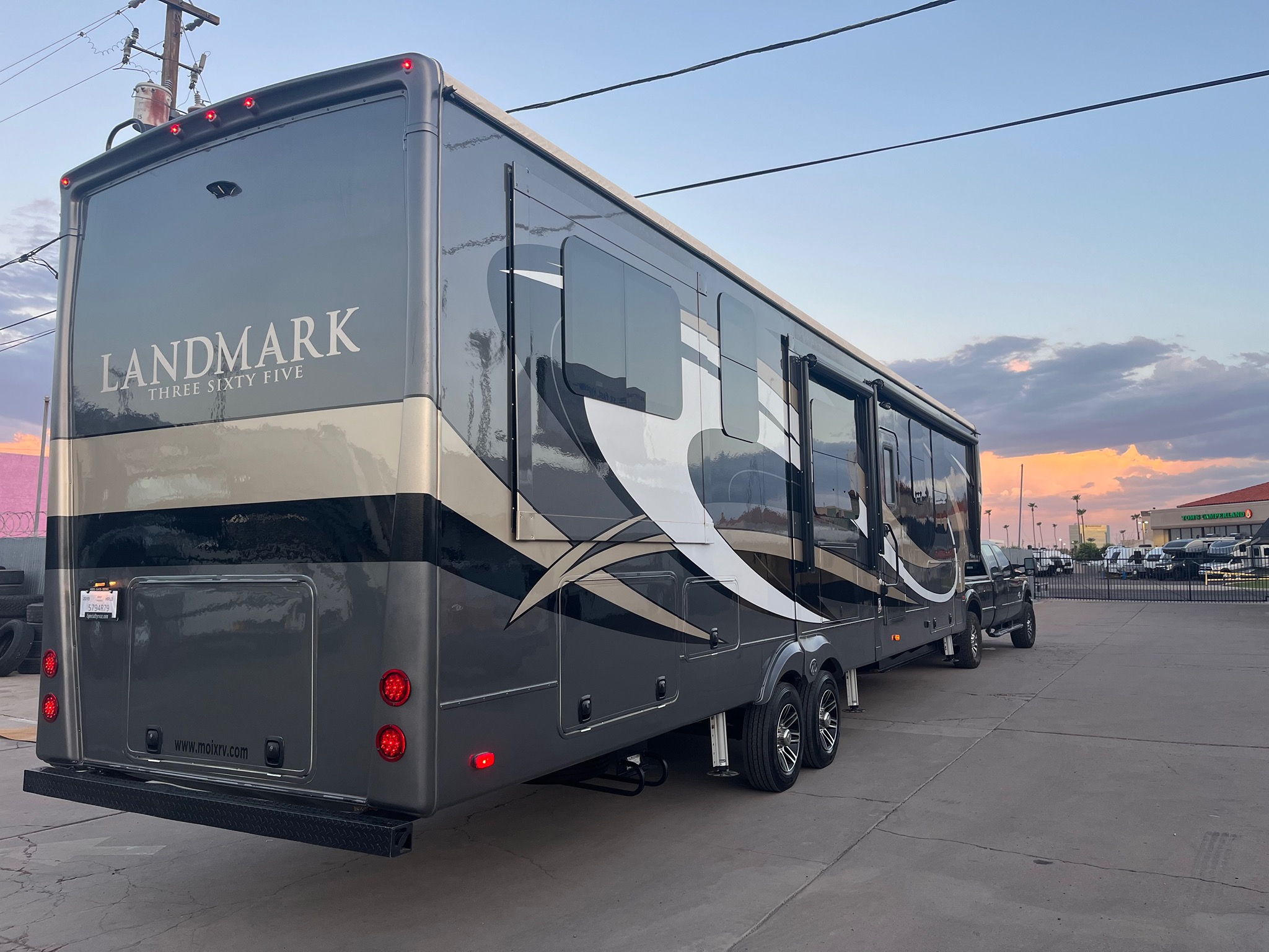 2018 HEARTLAND LANDMARK exterior
