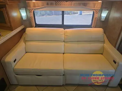2013 Winnebago Adventurer photo 25