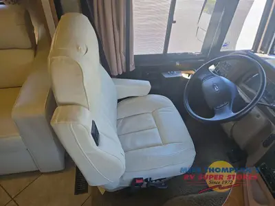 2013 Winnebago Adventurer photo 19