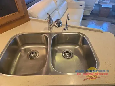 2013 Winnebago Adventurer photo 33