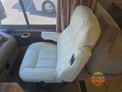 2013 Winnebago Adventurer photo 20