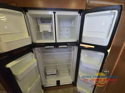 2013 Winnebago Adventurer photo 34