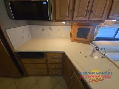 2013 Winnebago Adventurer photo 30