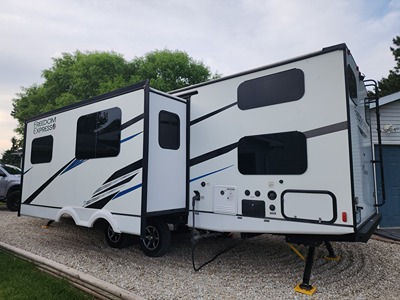 2022 COACHMEN FREEDOM EXPRESS photo 2