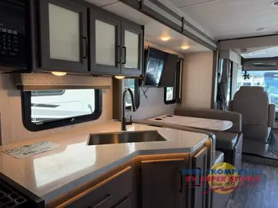 2024 Thor Motor Coach Hurricane photo 17