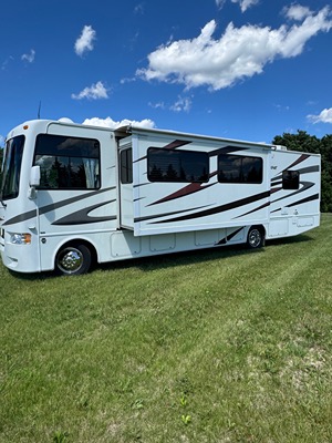 2012 THOR MOTOR COACH HURRICANE photo 2