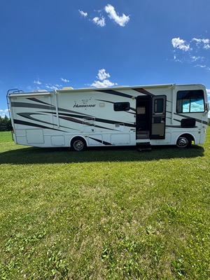 2012 THOR MOTOR COACH HURRICANE photo 3