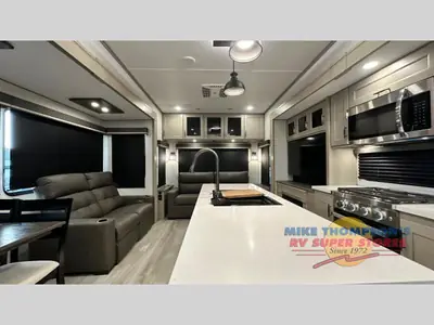 2025 Grand Design Influence photo 6