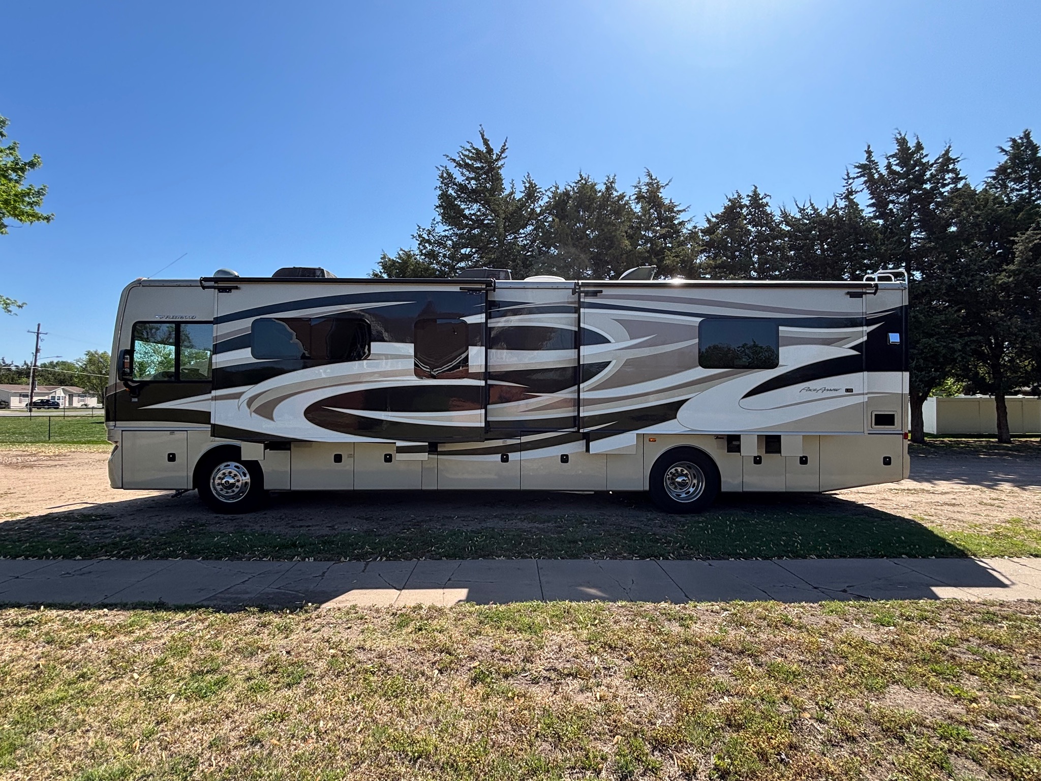 2017 FLEETWOOD PACE ARROW exterior