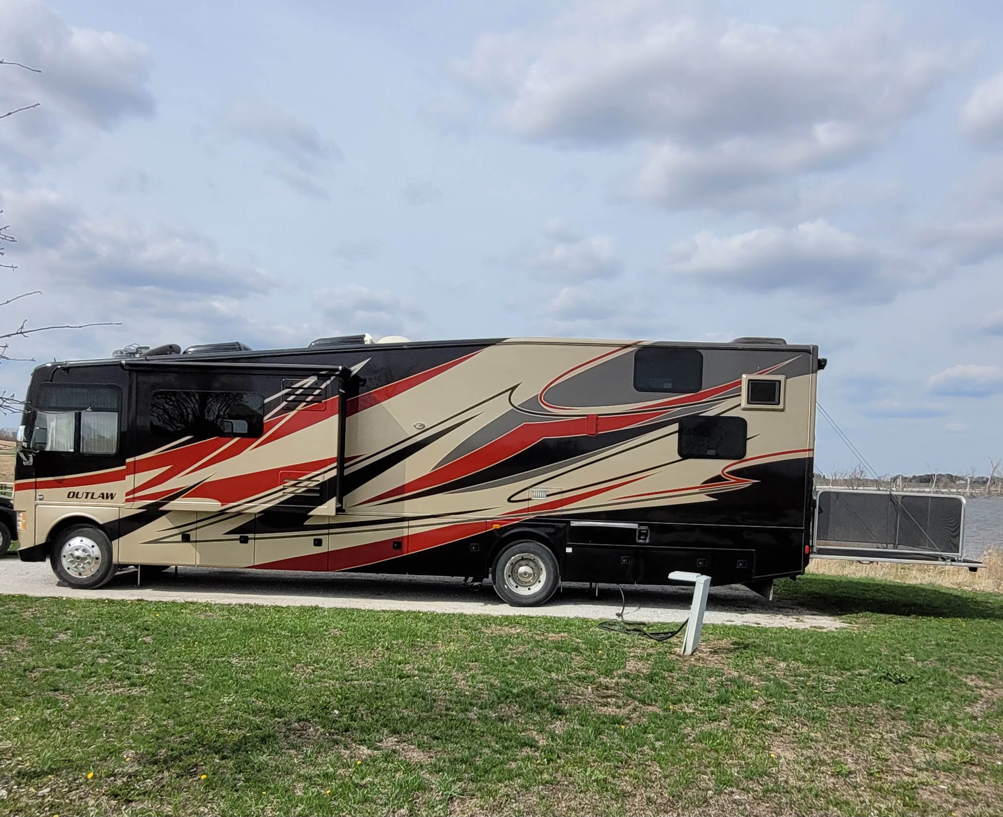 2015 THOR MOTOR COACH OUTLAW exterior