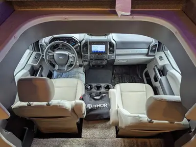 2022 Thor Motor Coach Omni SV34 photo 10