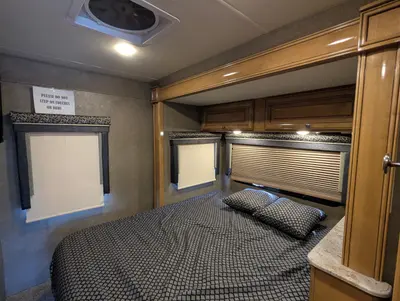2018 Thor Motor Coach Synergy SD24 photo 20