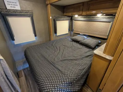 2018 Thor Motor Coach Synergy SD24 photo 19