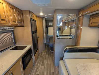 2018 Thor Motor Coach Synergy SD24 photo 13