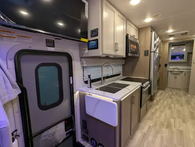 2026 Thor Motor Coach Omni Trail S29 photo 16