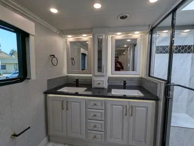 2026 Fleetwood Discovery LXE 40M photo 35