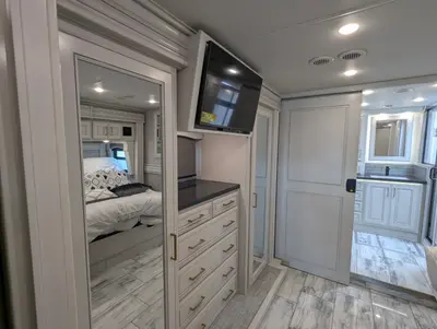 2026 Fleetwood Discovery LXE 40M photo 33