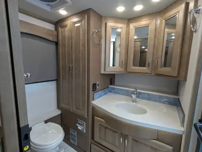 2026 Fleetwood Discovery 38N photo 34