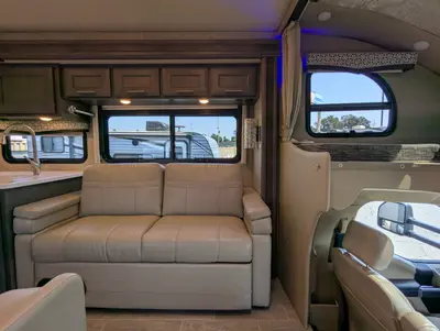 2021 Thor Motor Coach Omni SV34 photo 8